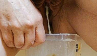 In die Dose mit der KACKE und der PUSSYCREME