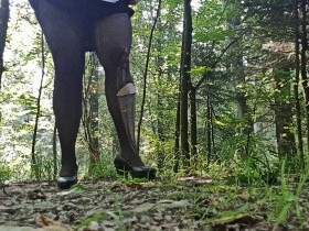 outdoor pissen und scheißen in zerrissener Strumpfhose