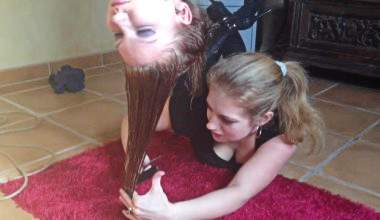 Überkopf-Hängebondage-Haarschnitt