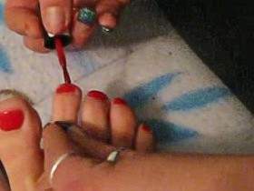 Vorschaubild vom Privatporno mit dem Titel "Freundin lackiert mir die Fussnägel" von GeileDiana