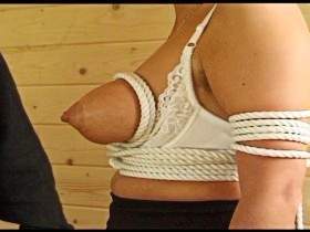 Spitze Titten gefesselt und abgeschnürt