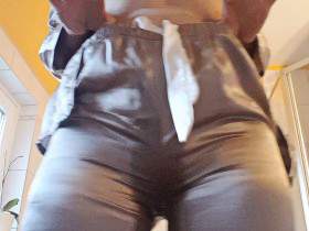 Vorschaubild vom Privatporno mit dem Titel "Satin - Vor dem Schlafen gehen noch mal in die Hose gepinkelt" von EvilBitch