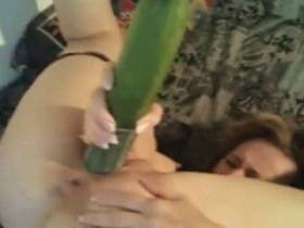 Vorschaubild vom Privatporno mit dem Titel "Der Mega-Gurken-Fick" von heisse-luda