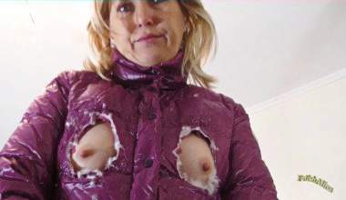 Löcher für kleine Titten in eine Moncler Daunenjacke schneiden
