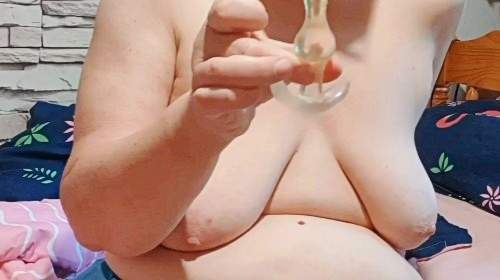 Zäpfchen und Analdildo tief eingeführt und abgekackt!