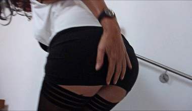 Nylon-Sekretärin bumst sich in die Chefetage