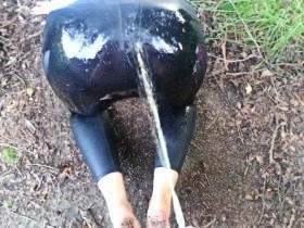 Vorschaubild vom Privatporno mit dem Titel "Spaziergangpisse" von SinaVelvet