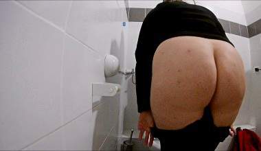 Farts in einer öffentlichen Toilette
