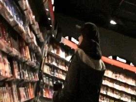 Vorschaubild vom Privatporno mit dem Titel "Sex-Shopping mit Freundin   Dildoprobe" von Steffi4U