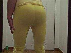 Scat show in yellow clothes