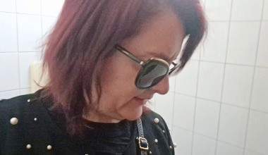 Fürze und Pisse in schöner öffentlicher Toilette
