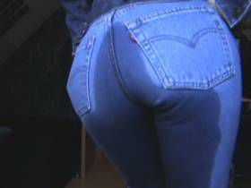 Vorschaubild vom Privatporno mit dem Titel "SEXY JEANS PISS" von nylon_schlampe