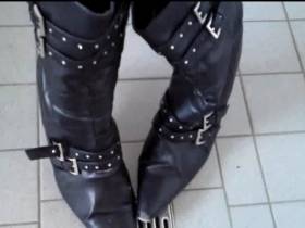 Horny piss boots (Fan Article)