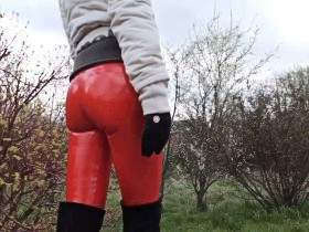 Red vinyl leggings and overknees, 2nd part