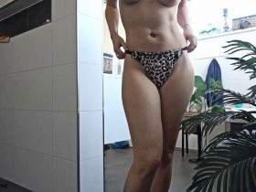 Zuerst rasieren, damit das Cameltoe richtig hervorsticht