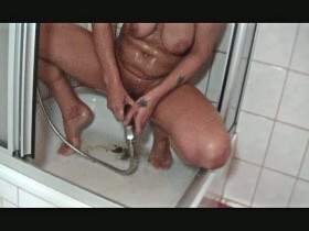 Vorschaubild vom Privatporno mit dem Titel "Arschspülung vorm Fick" von extremgirl