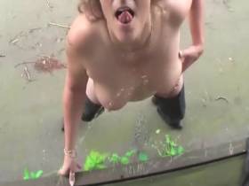 Vorschaubild vom Privatporno mit dem Titel "Parkplatzschlampe öffentlich angepisst" von pornorama-tv