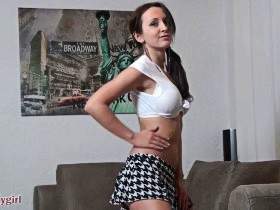 Vorschaubild vom Privatporno mit dem Titel "Strip! Zeigegeiles Teeny lässt die Hüfte kreisen" von CuteBitch