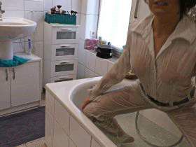 Vorschaubild vom Privatporno mit dem Titel "Schön nass und durchsichtig" von nylon_schlampe