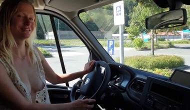 Hippie girl fingert sich public