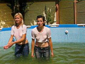 Mit Christina in Jeans und weißen T-Shirts im Pool