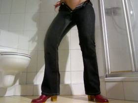 Vorschaubild vom Privatporno mit dem Titel "Und weiter gehts mit Miss Sixty Jeans und Roten Gummistiefeln" von EvilBitch