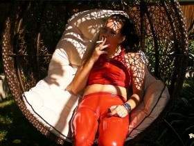 Jackie raucht outdoors in Slinkystylez Gummi Leggins