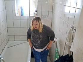 Du filmst mich auf dem Klo