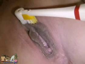Geiler orgasm faster with the e-toothbrush