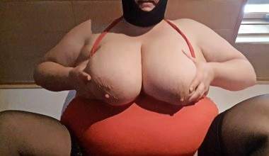 sexy BBW-Body in rotem Tankini