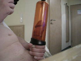 Vorschaubild vom Privatporno mit dem Titel "Mit der Penispumpe wichsend im Hotel" von Goofy70