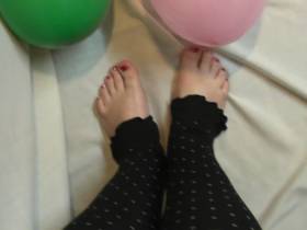 Foot fetish and balloon