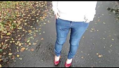 Beim spazieren gehen in die neue Jeans gepisst !!!