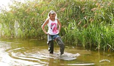 Spaziergang mit Waders im Fluss