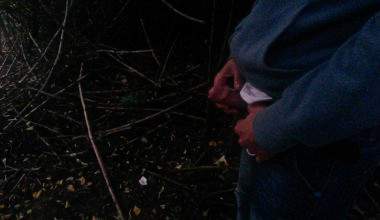 Kumpel pisst für euch im hohen Bogen