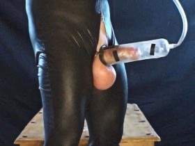 Vorschaubild vom Privatporno mit dem Titel "Dicke Eier und Vacuumpumpe" von SMBoy