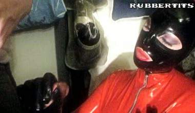 ROTES GIFT: Latex Showgirl wichst ab!