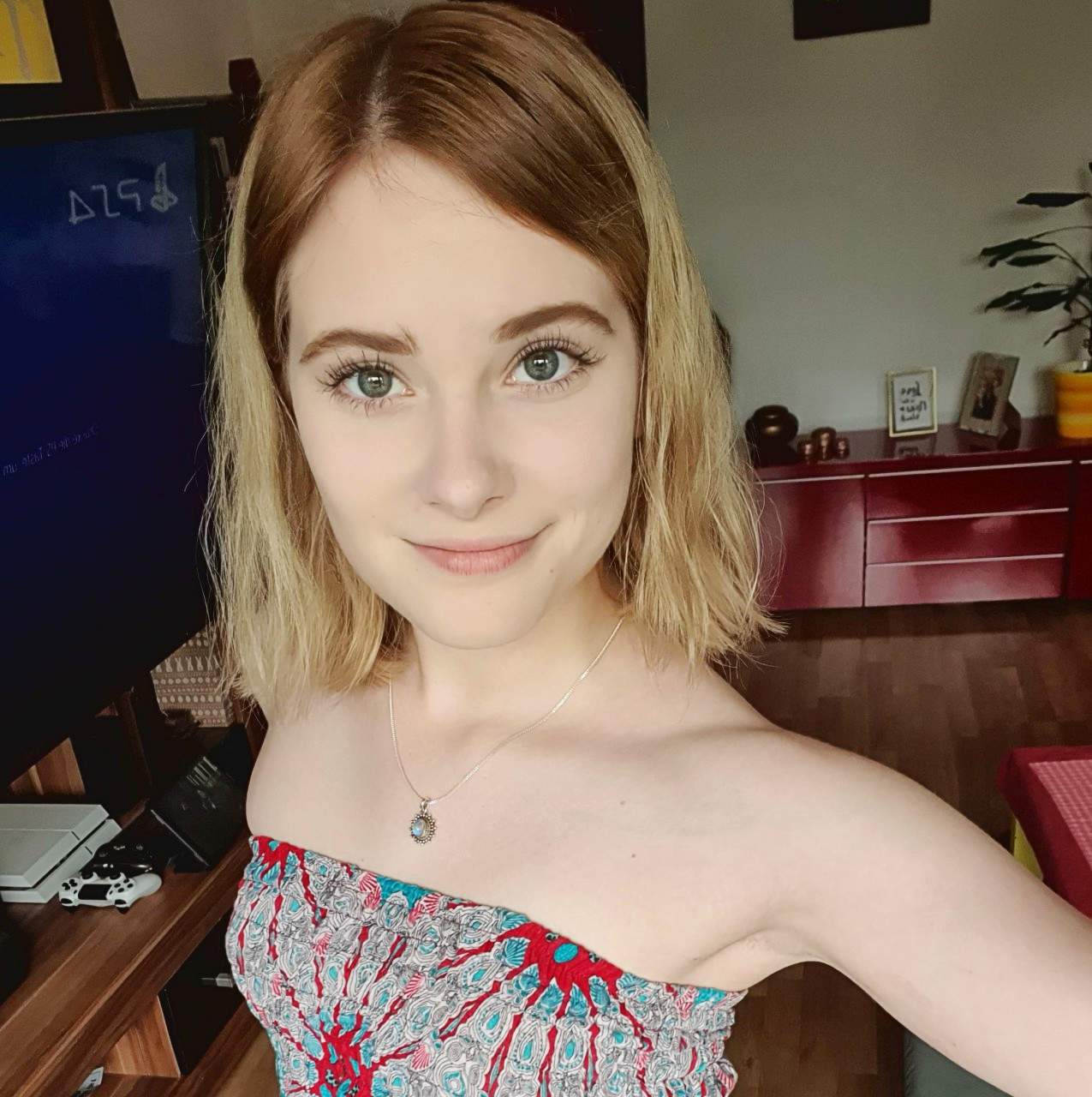 LovlyLuna porn videos, livechat and blog on FFGV