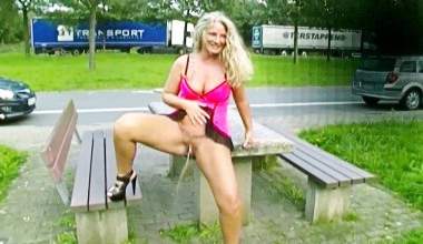 Public Extrem Piss auf einem Rastplatz!