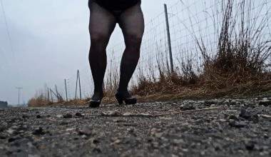 mega pissen und scheißen in Strumpfhose outdoor