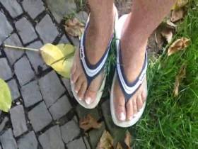 Vorschaubild vom Privatporno mit dem Titel "FOOTWALK FLIPPY FLOPPY" von Deine-Chefin