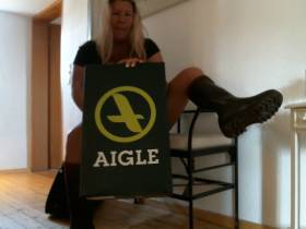 Vorschaubild vom Privatporno mit dem Titel "Neue Luxusgummistiefel" von Deine-Chefin