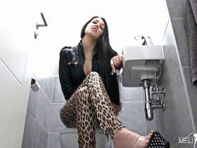 Vorschaubild vom Privatporno mit dem Titel "Strenge Melkung ! Wichsanleitung für Versager" von MeliDeluxe