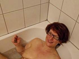 Cum swallowing in the bathtub