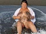 Körper am Strand mit Schlamm eingeschmiert und abgewaschen
