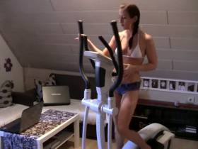 Vorschaubild vom Privatporno mit dem Titel "Sportclip - Analer Steppertest" von QueenParis