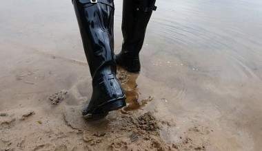 Gummistiefel am See