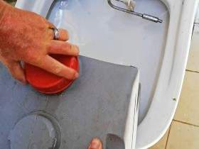 Pour out the waste-holding tank in the camping-site station, but the alarm goes off