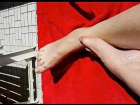 Naked feet of a MILF ** Barefoot **