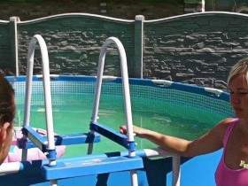 Christina und Jackie in durchsichtigen Badeanzügen in einem Pool